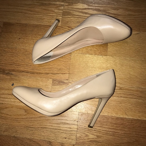 Banana Republic Nude Pumps - Picture 2 of 4